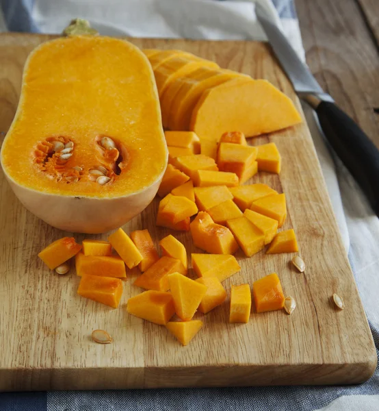 Trozos de calabaza en la tabla de cortar — Foto de Stock