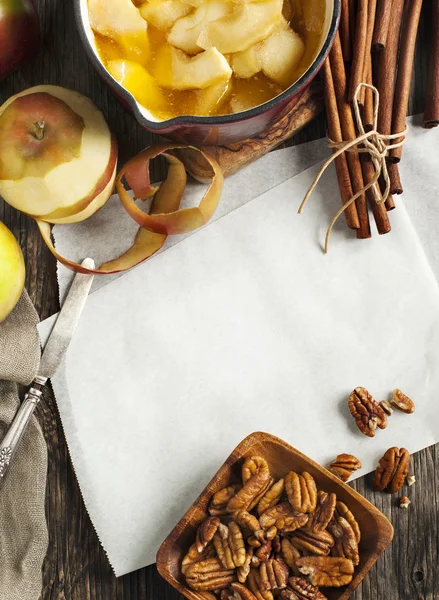 Herfst voedsel achtergrond met appels, kruiden en noten. — Stockfoto