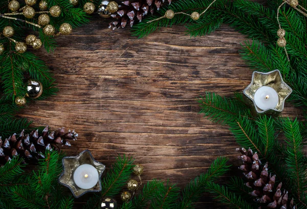 Rama Árbol Navidad Con Piñas Aisladas Sobre Fondo Madera Espacio —  Fotos de Stock