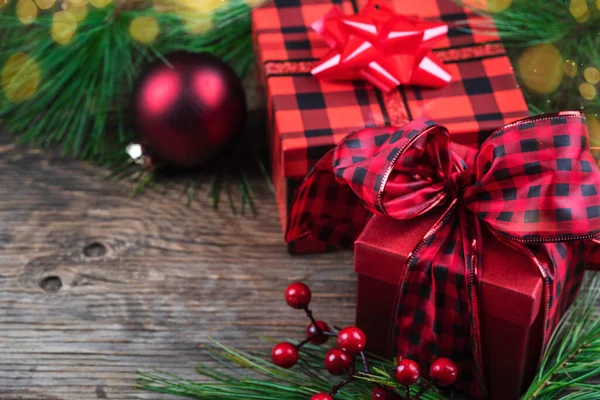 Weihnachten Hintergrund Mit Geschenkschachteln Und Tannenzweigen Auf Holztisch Kopierraum — Stockfoto