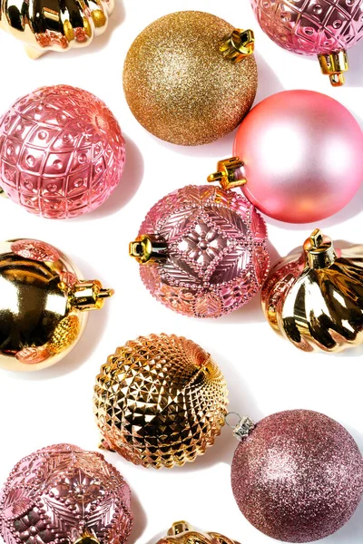 Weihnachten Und Neujahr Hintergrund Mit Goldener Und Pinkfarbener Dekoration Draufsicht — Stockfoto