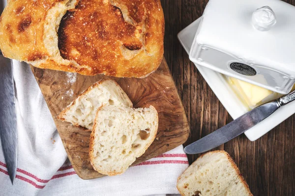 厨房桌子上有新鲜的自制面包 健康饮食和传统烘焙概念 — 图库照片