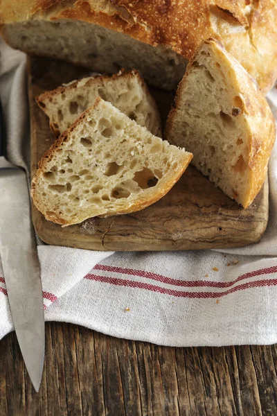 Färskt Hembakat Bröd Köksbord Närbild Hälsosam Kost Och Traditionellt Bageri — Stockfoto