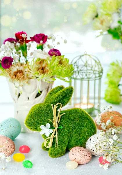 Osterdekoration Mit Osterhasen Eiern Und Blumen Auf Dem Tisch Ostertischdekoration — Stockfoto