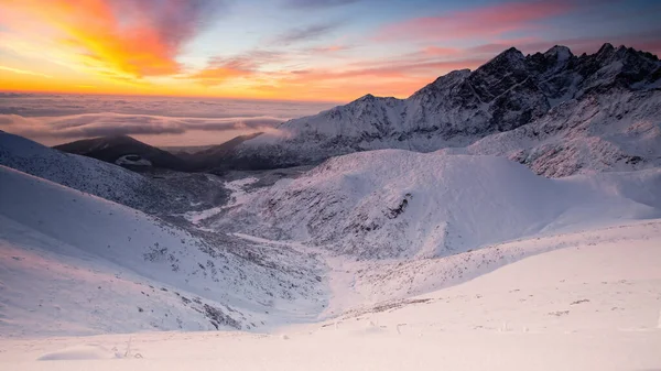 Panorama zasněžených hor v zimě při východu slunce — Stock fotografie