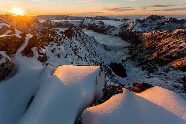 Snímek zasněžených hor v zimním ranním slunci — Stock fotografie