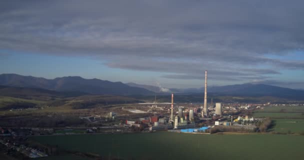 Hyperlapse aerial footage of coal powerplant with steaming tall chimneys. — стоковое видео