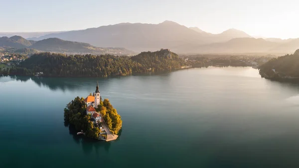 Historical church on island in tle middle of Bled lake — Stockfoto
