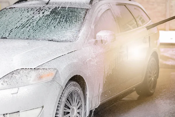 Миття автомобілів з миттям під високим тиском в автомийці — стокове фото