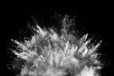 Siyah arka planda beyaz toz patlaması. Renkli bulut. Renkli toz patlar. Boya Holi.