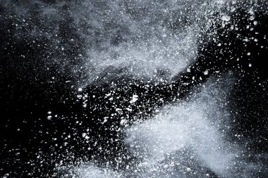 Siyah arka planda beyaz toz patlaması. Renkli bulut. Renkli toz patlar. Boya Holi.