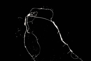 Siyah arkaplanda beyaz boya sıçraması.