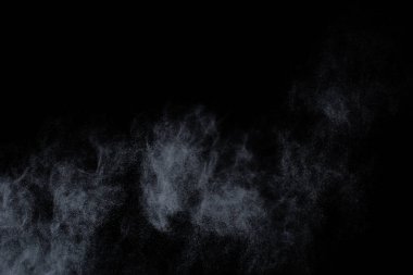 Siyah arka planda beyaz toz patlaması. Renkli bulut. Renkli toz patlar. Boya Holi.