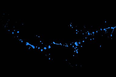 Siyah arkaplanda mavi boya sıçraması.