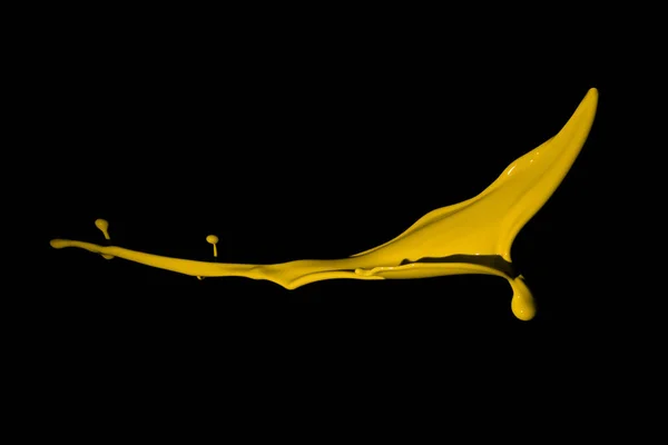 黒の背景に隔離された黄色の塗料スプラッシュ — ストック写真
