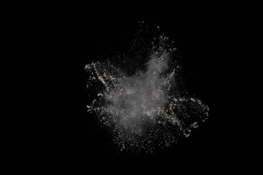 Siyah arka planda beyaz toz patlaması. Renkli bulut. Renkli toz patlar. Boya Holi.