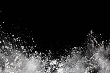 Siyah arka planda beyaz toz patlaması. Renkli bulut. Renkli toz patlar. Boya Holi.