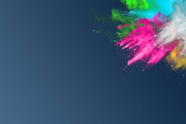 Mavi arka planda soyut renkli toz patlaması