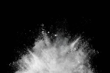 Siyah arka planda beyaz toz patlaması. Renkli bulut. Renkli toz patlar. Boya Holi.
