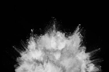 Siyah arka planda beyaz toz patlaması. Renkli bulut. Renkli toz patlar. Boya Holi.