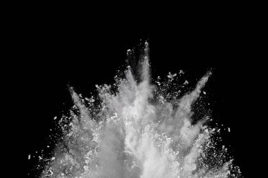 Siyah arka planda beyaz toz patlaması. Renkli bulut. Renkli toz patlar. Boya Holi.