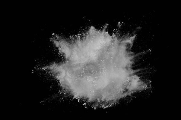 Взрыв белого пороха на черном фоне. Цветное облако. Разноцветная пыль взрывается. Холи, Пейнт.