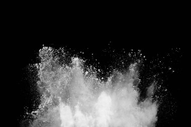 Siyah arka planda beyaz toz patlaması. Renkli bulut. Renkli toz patlar. Boya Holi.
