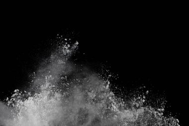 Siyah arka planda beyaz toz patlaması. Renkli bulut. Renkli toz patlar. Boya Holi.