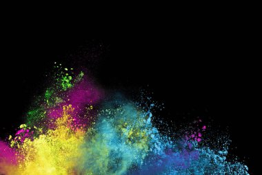 Siyah arka planda soyut renkli toz patlaması.