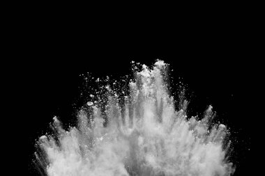 Siyah arka planda beyaz toz patlaması. Renkli bulut. Renkli toz patlar. Boya Holi.