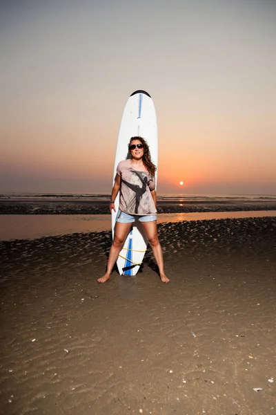 Pretty surf girl on the beach at sunset. — Stock Photo, Image