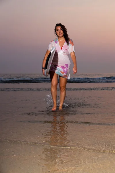 Menina surf bonita na praia ao pôr do sol . — Fotografia de Stock