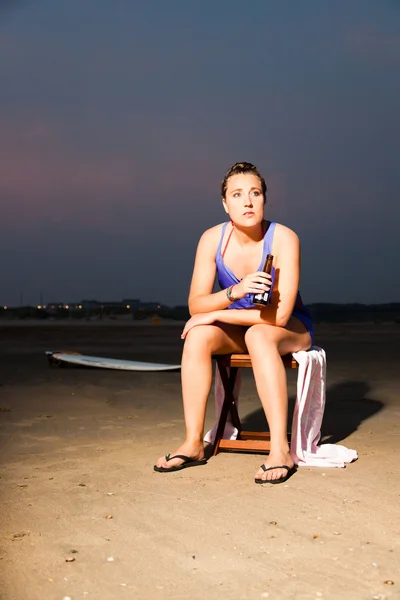 Bella ragazza surf sulla spiaggia al tramonto . — Foto Stock