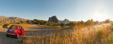 yolda inanılmaz kayalık dağ manzara sierra de grazalema doğal parkında günbatımı güzel panoramik fotoğraf. kayalar ve çam ağaçları. Mavi gökyüzü. Endülüs.