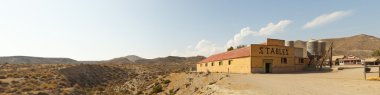 panoramik fotoğraf Batı Film town fort bravo ahırında. Texas hollywood. Desierto de tabernas, almeria. Endülüs. İspanya.