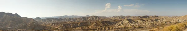 Foto panorâmica da deslumbrante paisagem do deserto com montanhas e céu azul. Desierto de Tabernas, Almeria. Andaluzia. Espanha . — Fotografia de Stock