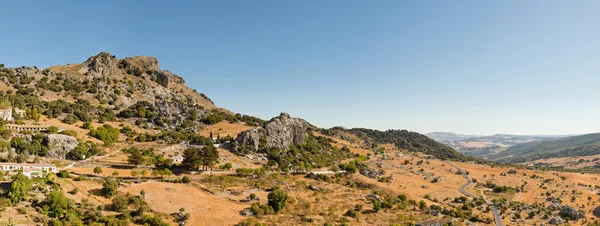 Panoraamakuva Sierra de Grazaleman kansallispuistosta. Kauniita maisemia. Sininen taivas. Malagassa. Andalusiassa. Espanja . — kuvapankkivalokuva