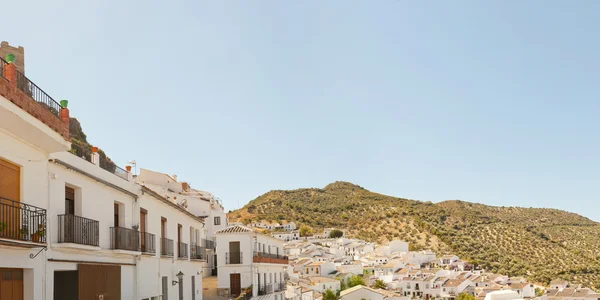 Panoraamakuva Sierra de Grazaleman kansallispuistosta. Vanha kylä, jossa on valkoisia taloja. Pueblos blancoja. Kauniita maisemia. Sininen taivas. Malagassa. Andalusiassa. Espanja . — kuvapankkivalokuva