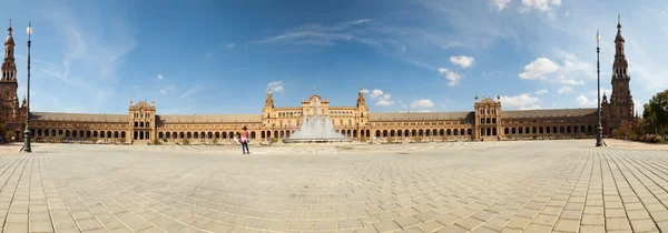 Foto panorámica de Plaza de España en el Parque María Luisa. Cielo azul. La capital Sevilla. Andalucía. España . —  Fotos de Stock