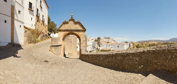 Foto panorámica del arco de Carlos V. La ciudad de Ronda. Málaga. Andalucía. España . — Foto de Stock