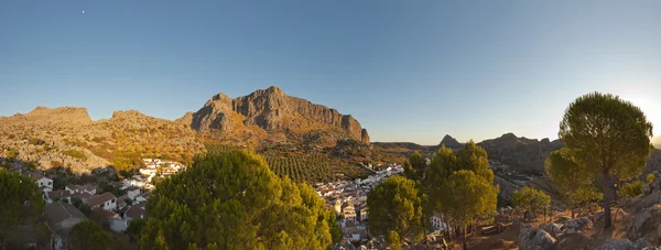 Panoramabild fantastiska berglandskap med pueblo blanco montejaque vid soluppgången. träd och stenar. blå himmel. vilda. Malaga. Andalusien. Spanien. — Stockfoto