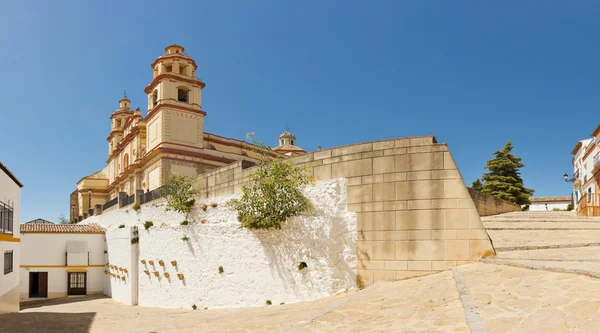 Foto panoramica del pueblo blanco Olvera. Plaza con cattedrale neoclassica. Iglesia de Nuestra Senora. Vecchio villaggio bianco. Cielo blu. Cadice. Andalusia. Spagna — Foto Stock