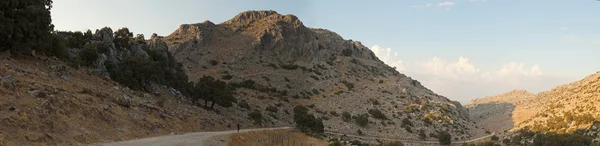 Bela foto panorâmica da incrível paisagem montanhosa rochosa do Parque Natural Sierra de Grazalema ao pôr-do-sol. Pedras e pinheiros. Céu azul. Andaluzia. Espanha . — Fotografia de Stock