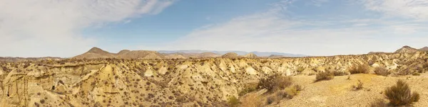 Foto panorâmica da deslumbrante paisagem do deserto com montanhas e céu azul. Desierto de Tabernas, Almeria. Andaluzia. Espanha . — Fotografia de Stock