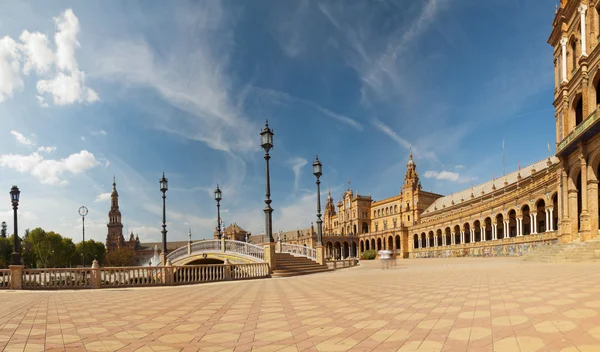 Foto panoramica di Plaza de Espana nel parco della città Maria Luisa. Cielo blu. La capitale Siviglia. Andalusia. Spagna . — Foto Stock