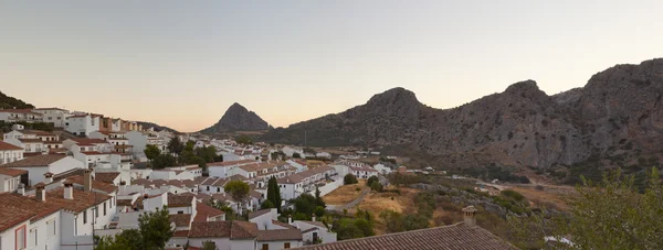 Güneş doğarken dağ manzarası ile pueblo blanco montejaque çarpıcı panoramik bir fotoğraf. ağaçları ve kayaları. Mavi gökyüzü. vahşi. Malaga. Endülüs. İspanya. — Stok fotoğraf