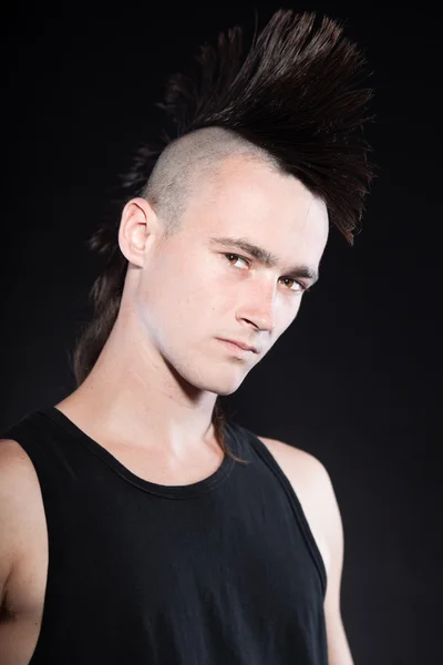 Punk man with mohawk haircut. Black shirt. Expressive face. Isolated on black background. Studio shot. — Stock Photo, Image