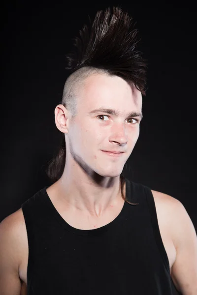 Hombre punk con corte de pelo mohawk. Camisa negra. Cara expresiva. Aislado sobre fondo negro. Captura de estudio . — Foto de Stock