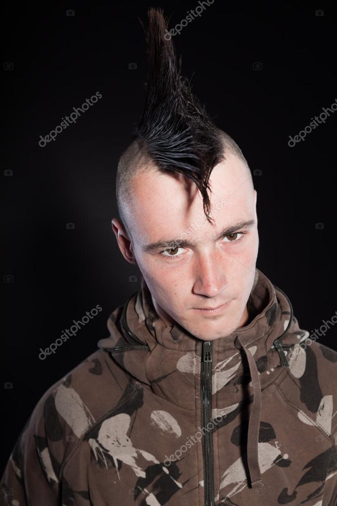 Punk Mann Mit Mohawk Haarschnitt Ausdrucksstarkes Gesicht