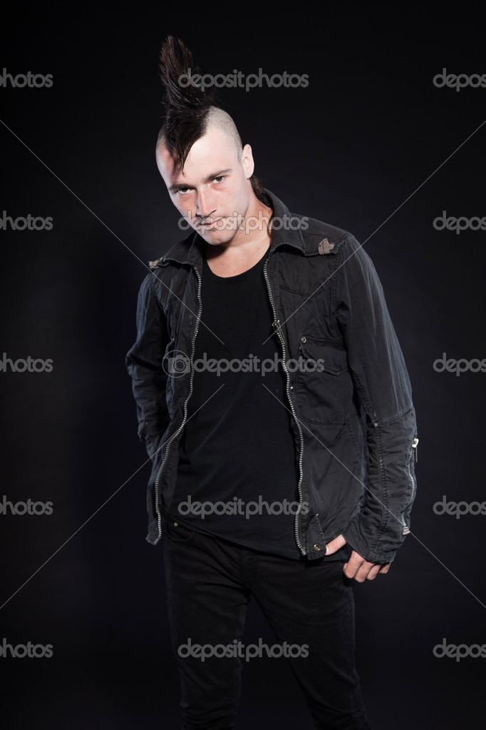 Punk Mann Mit Mohawk Haarschnitt Ausdrucksstarkes Gesicht